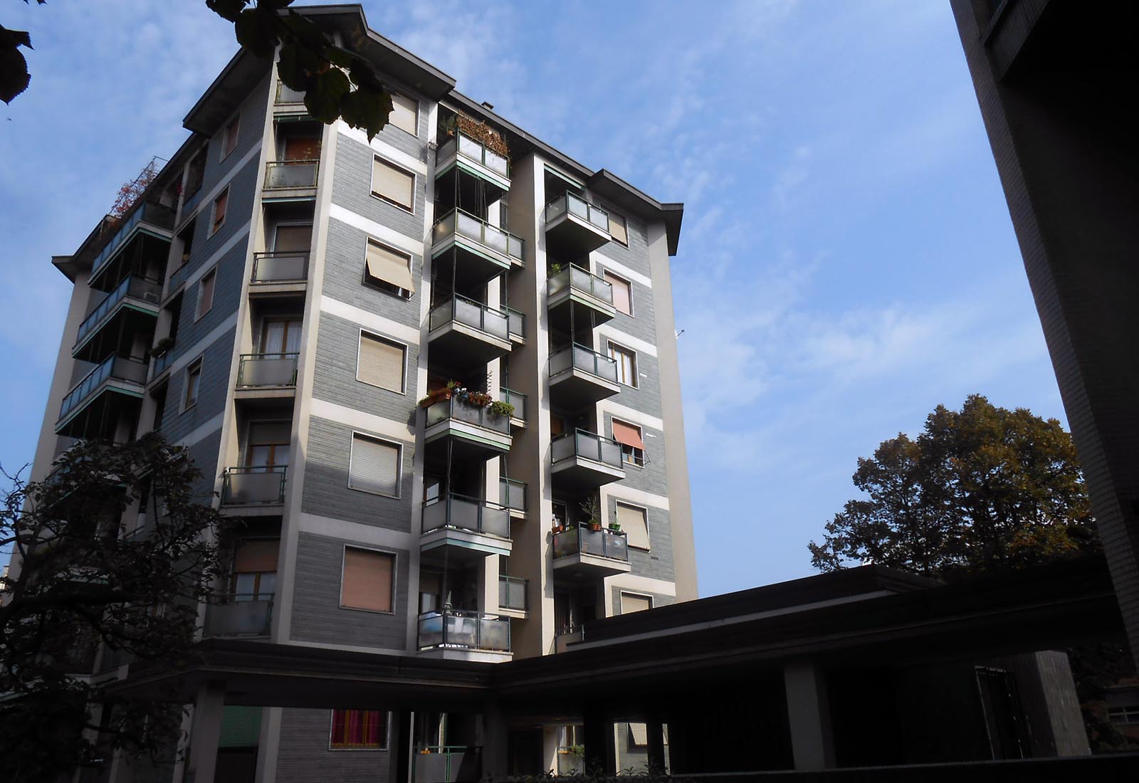 Edifici residenziali a Milano in via Romolo - Il condominio