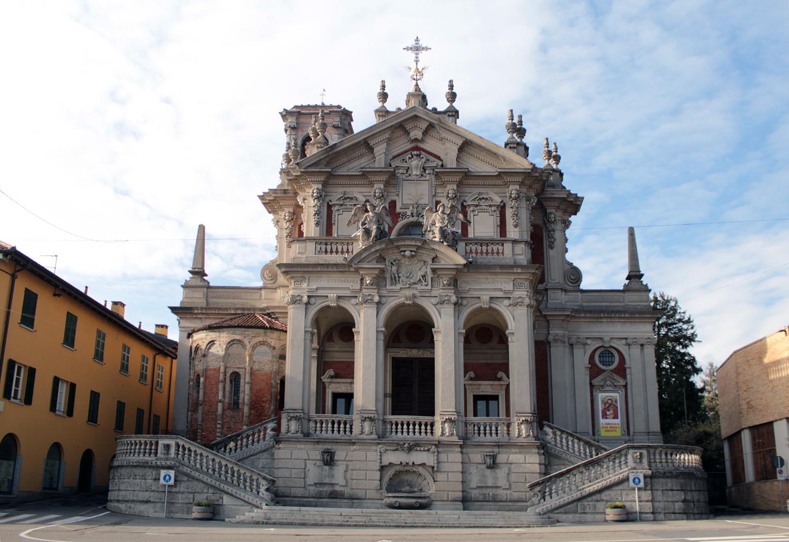 Piazza Libertà in Appiano Gentile - The church of Santo Stefano