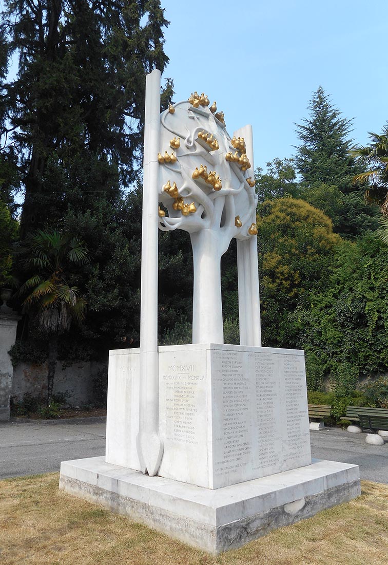 Piazza Libertà ad Appiano Gentile - Il monumento ai caduti
