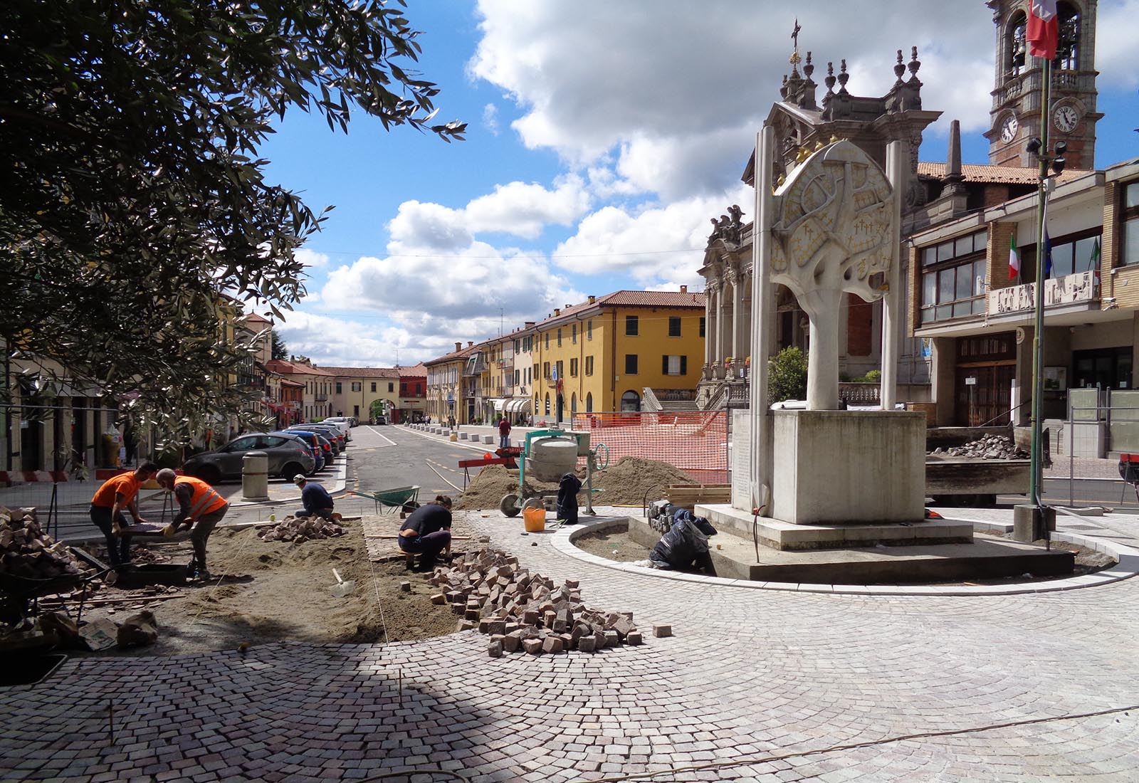 Piazza Libertà in Appiano Gentile - The construction site