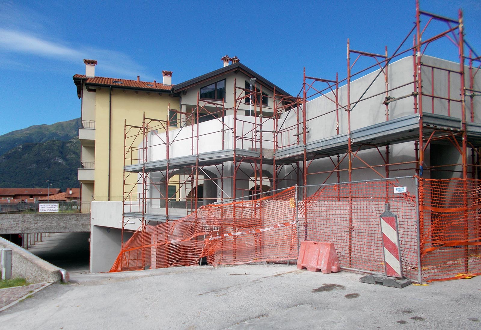 Public underground garage in Gravedona - The front on Regina street