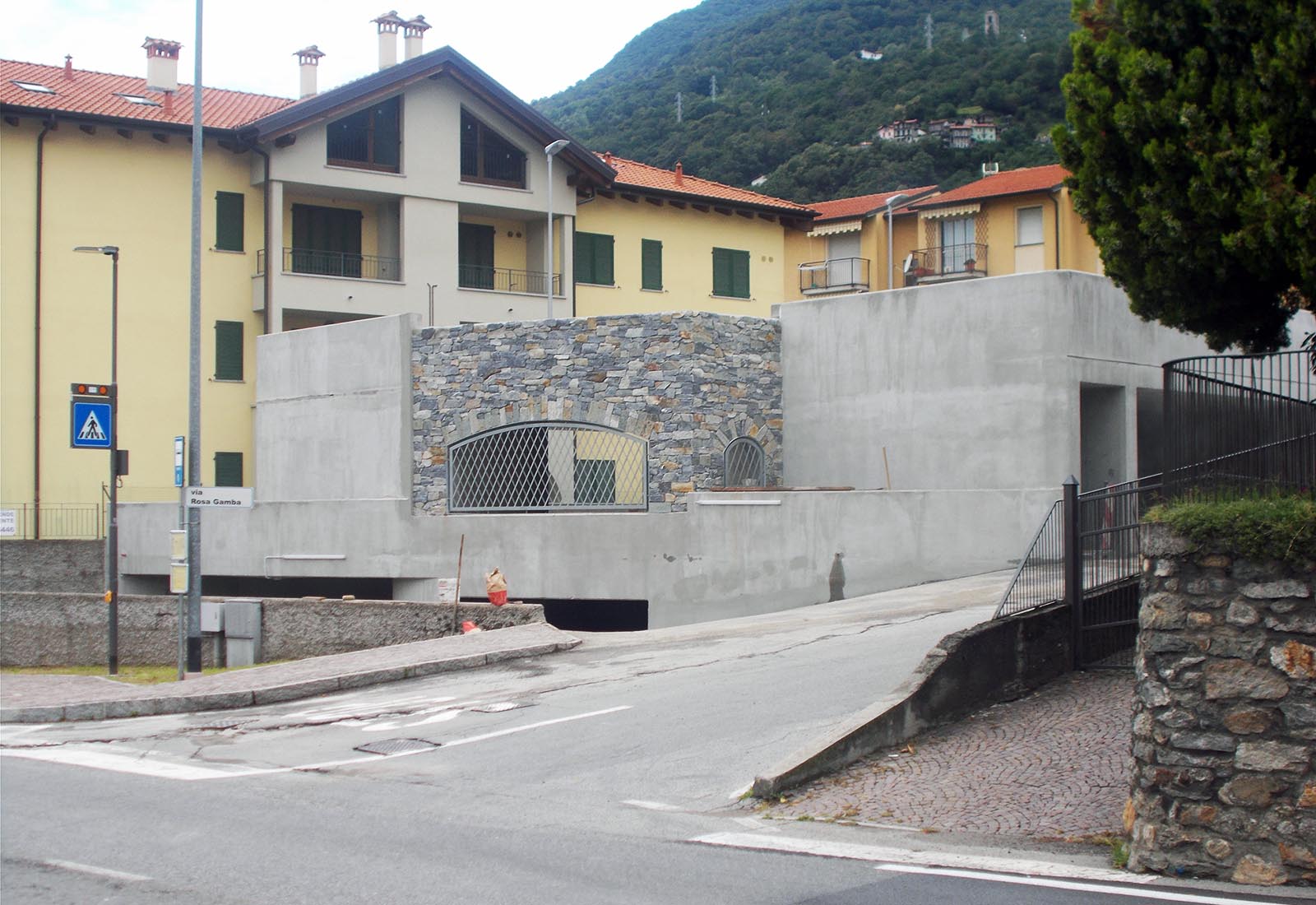 Public underground garage in Gravedona - The front on Regina street