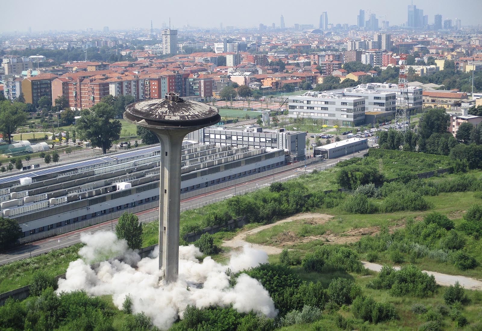 Piezometric tower Adriano street Milan - Demolition of the tower