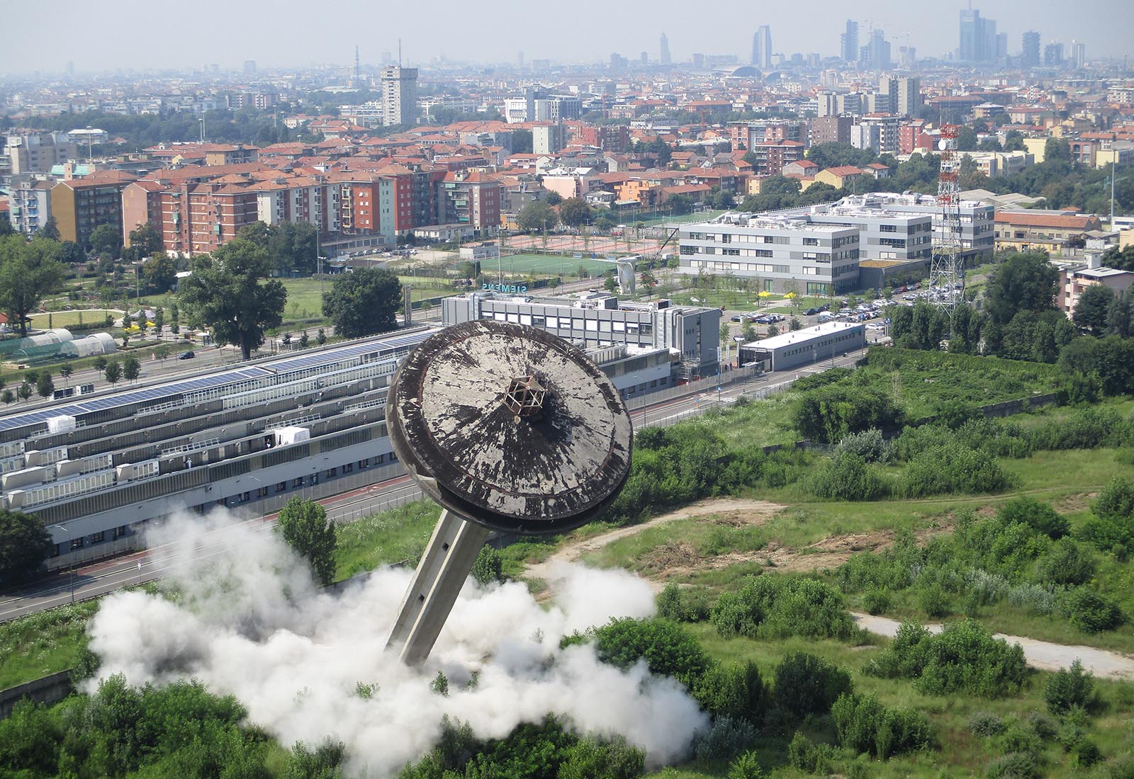 Piezometric tower Adriano street Milan - Demolition of the tower