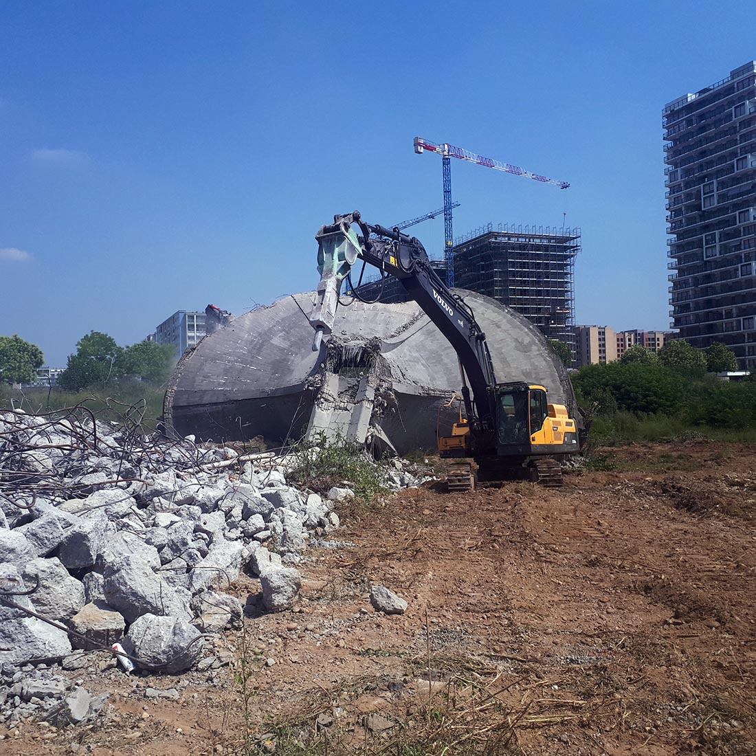 Piezometric tower Adriano street Milan - Demolition of the tower