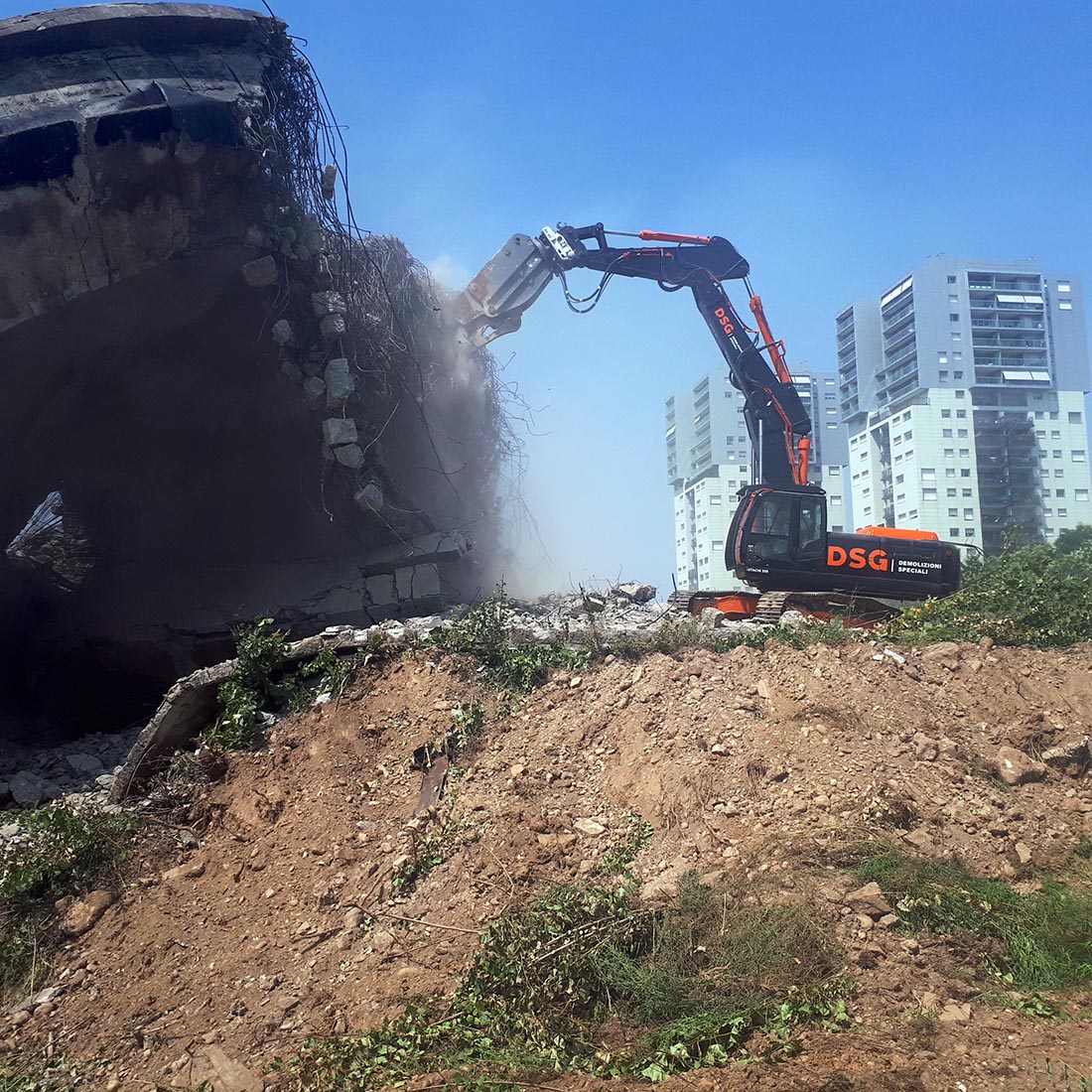 Piezometric tower Adriano street Milan - Demolition of the tower