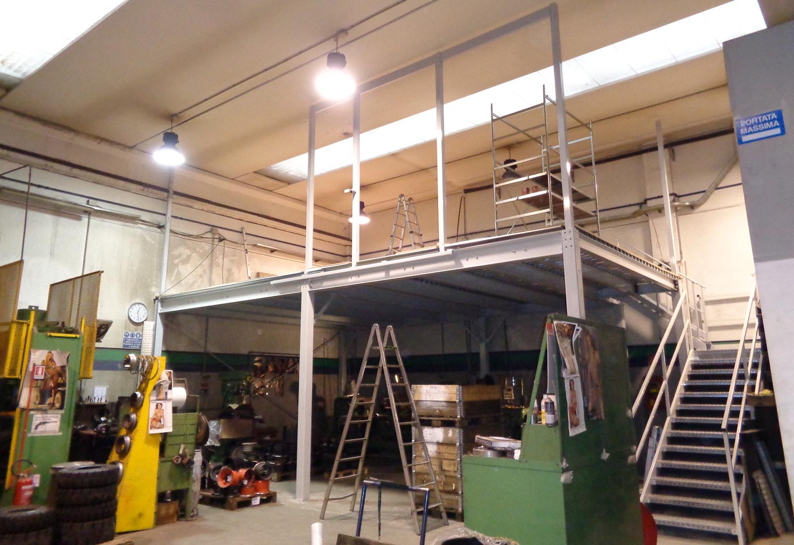 Mezzanine inside an industrial building in Paderno Dugnano - View