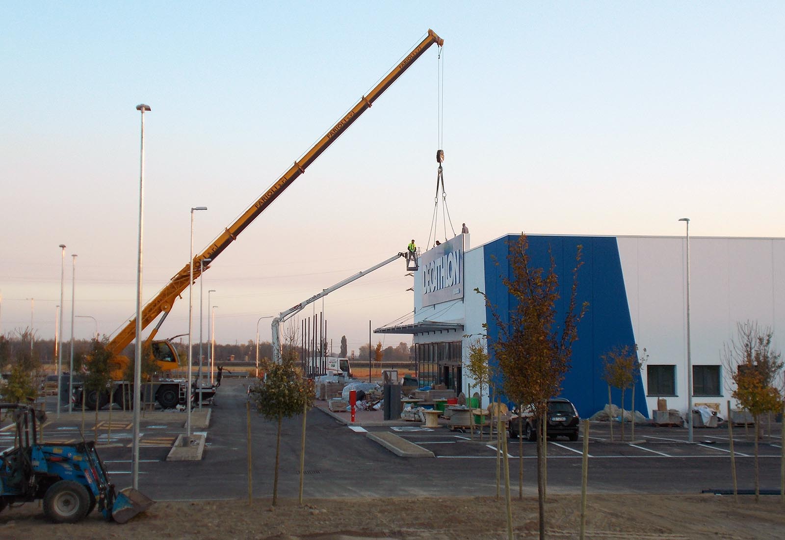 Decathlon Novara - Assembly of the signboard