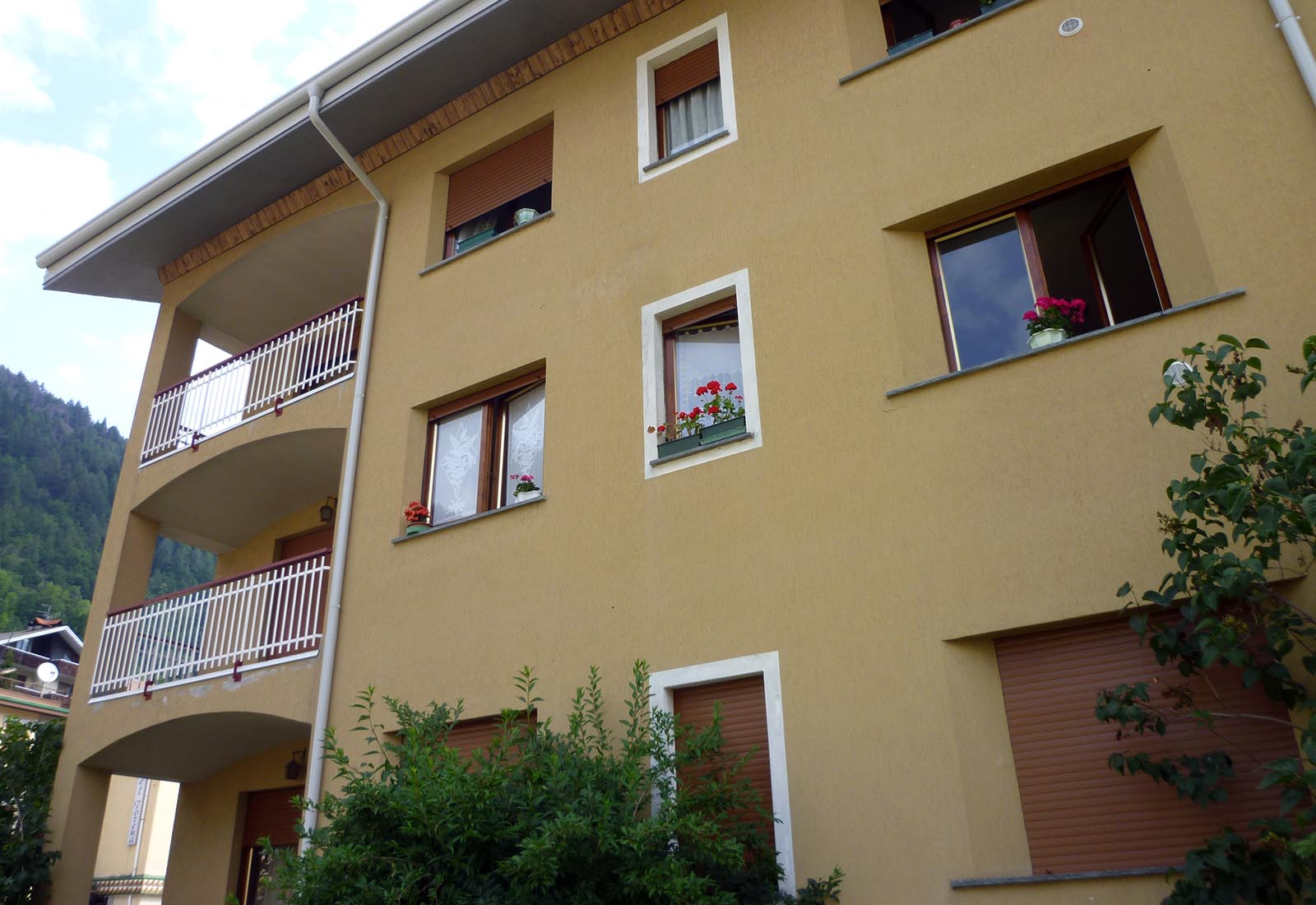 Residential building renovation in Aprica - Detail of the facade