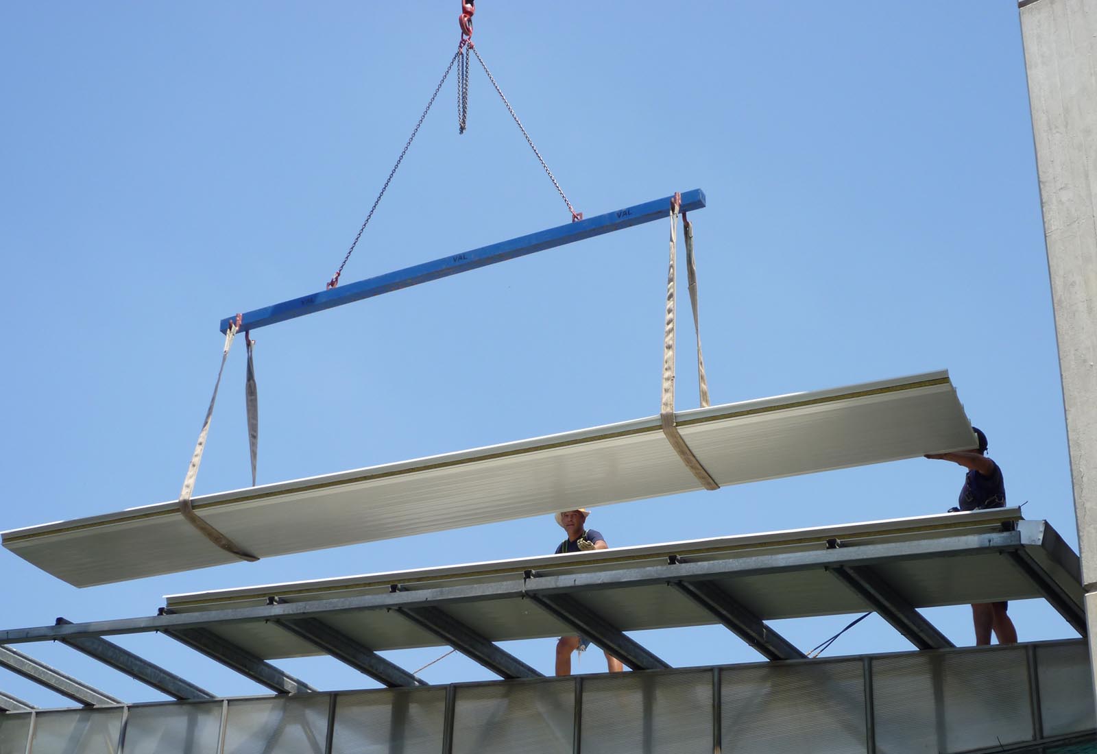 Mixed-use building in San Carlo oratory area in Rho - Construction of the new roof