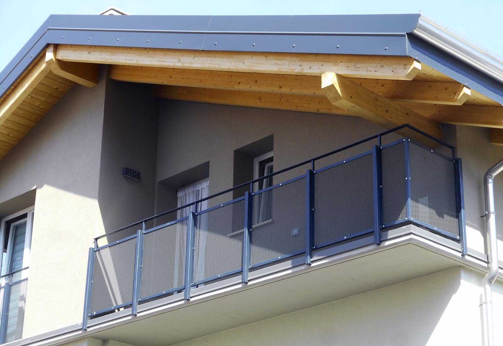 House in Crocefisso street in Rho - Detail of the facade