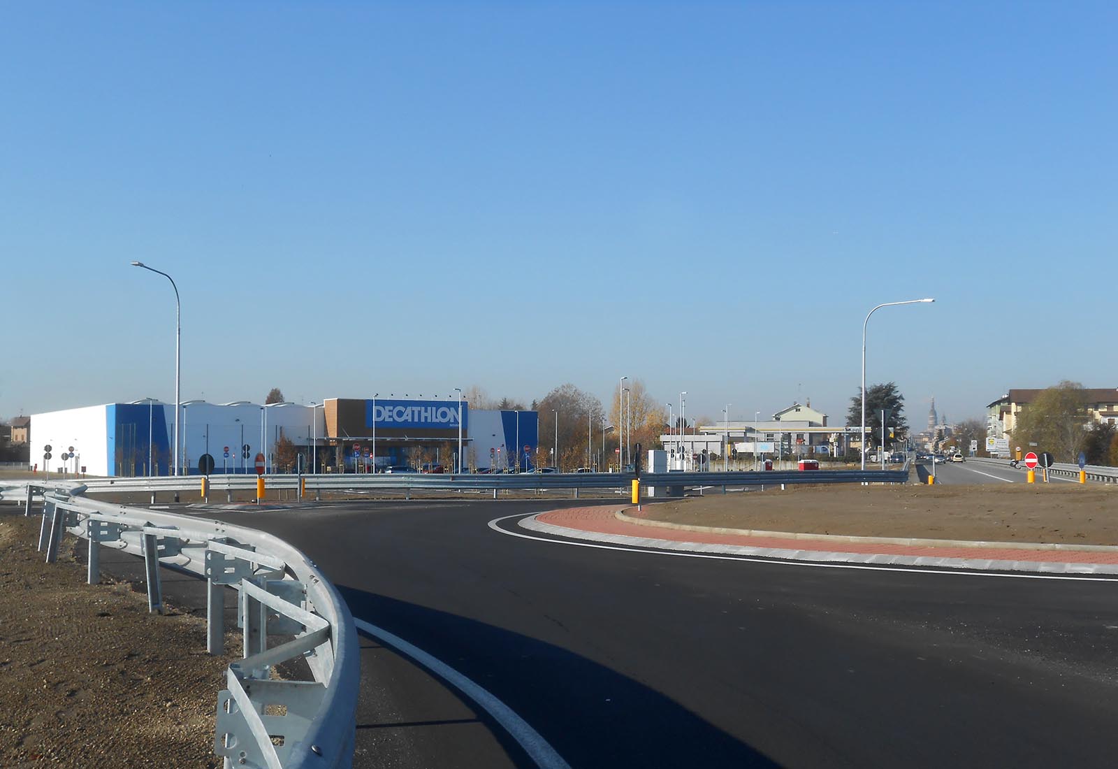 Decathlon Novara - The shopping center seen from the roundabout