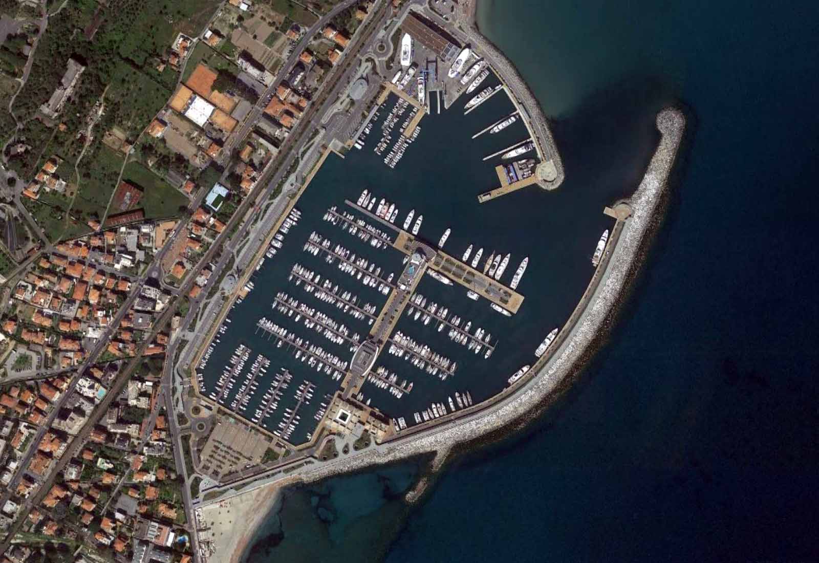 Edifici del nuovo porto di Loano - Vista aerea zenitale