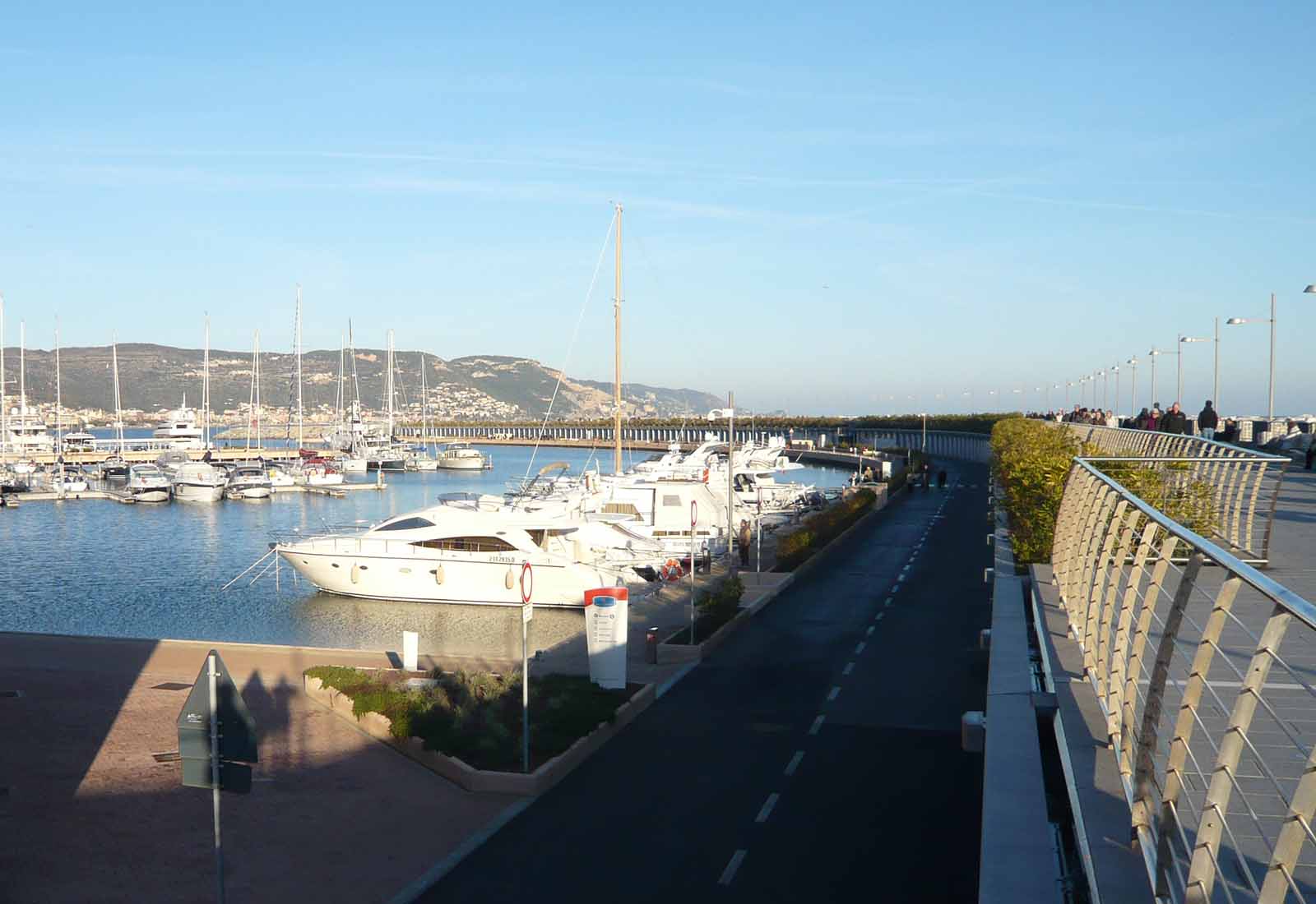 Edifici del nuovo porto di Loano - Il molo sopraflutti