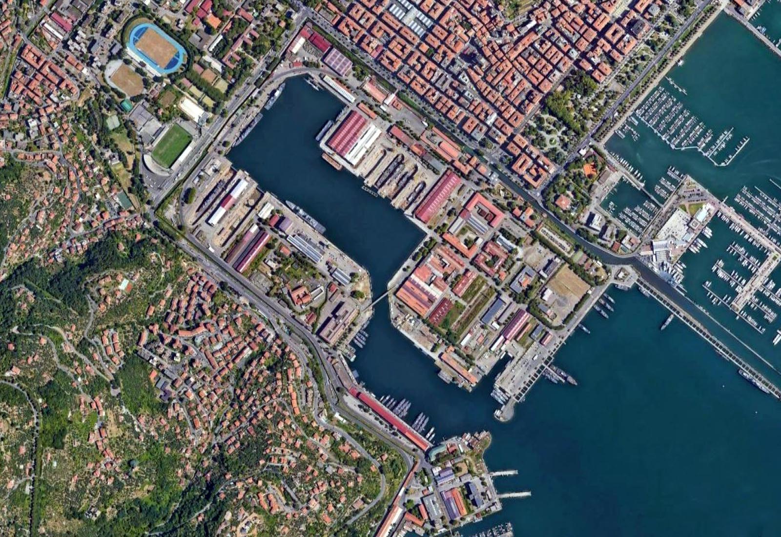 Officina di manutenzione presso l’Arsenale di La Spezia - Il porto
